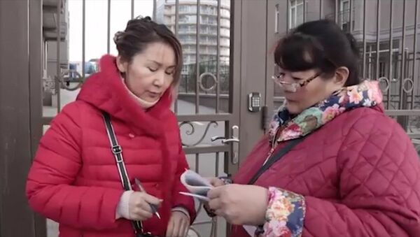 На видео сняли, как по домам разносят письма счастья в Бишкеке - Sputnik Кыргызстан