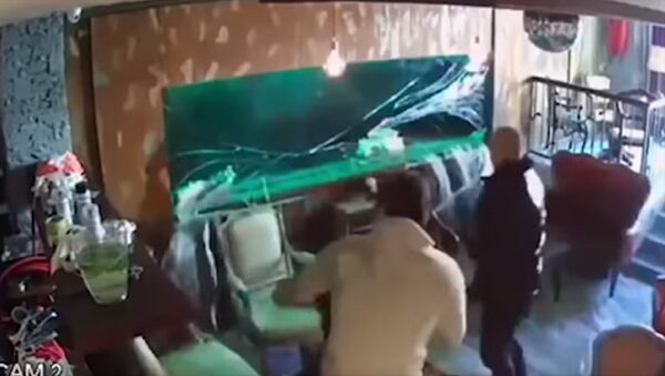 Совсем не ожидали! На посетителей кафе обрушилась вода из аквариума. Видео - Sputnik Кыргызстан
