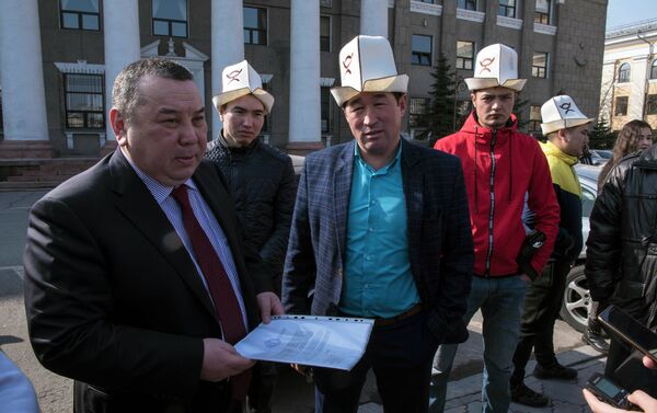 Они потребовали наказать тех, кто дал разрешение на проведение марша. - Sputnik Кыргызстан