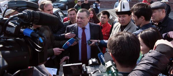 Вручение представителями ОО Кыргыз чоролору мэрии Бишкека оповещение о планируемой акции протеста Вручение представителями ОО Кыргыз чоролору мэрии Бишкека оповещение о планируемой акции протеста - Sputnik Кыргызстан