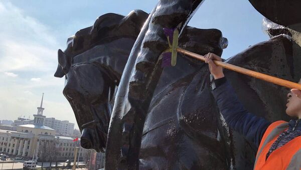 Мойка статуи Манаса у национальной филармонии в Бишкеке - Sputnik Кыргызстан