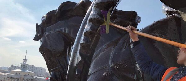 Мойка статуи Манаса у национальной филармонии в Бишкеке - Sputnik Кыргызстан