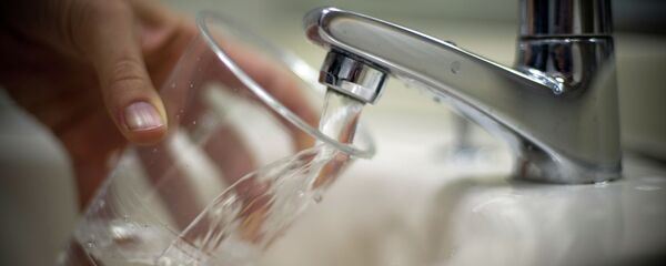 Человек набирает воду из-под крана. Архивное фото Человек набирает воду из-под крана. Архивное фото - Sputnik Кыргызстан