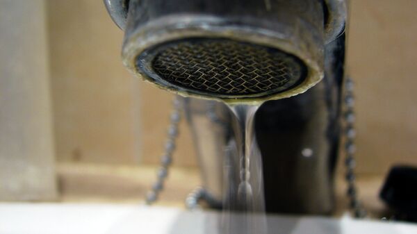 Вода течет с крана. Архивное фото - Sputnik Кыргызстан