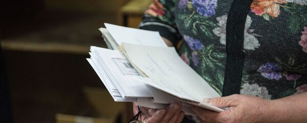 Доставка сотрудниками Кыргыз почтасы писем счастья за нарушение ПДД  в Бишкеке - Sputnik Кыргызстан