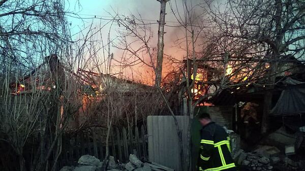 Бишкекте чыккан өрт. Жалындаган үйдүн сүрөттөрү - Sputnik Кыргызстан