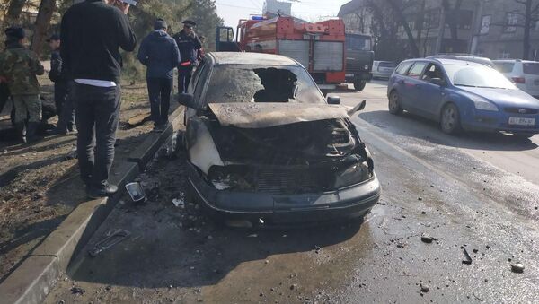 Сгорел автомобиль на пересечении проспектов Манаса и Жибек Жолу в Бишкеке - Sputnik Кыргызстан
