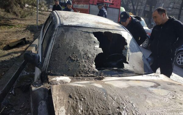 Инспектор УОБДД рассказал, что водитель ехал на зеленый сигнала светофора, когда из моторного отсека повалил дым. - Sputnik Кыргызстан