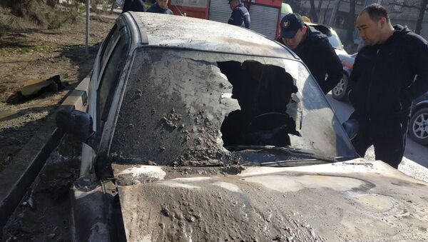 Автомобиль сгорел на пересечении проспектов Манаса и Жибек Жолу в Бишкеке - Sputnik Кыргызстан