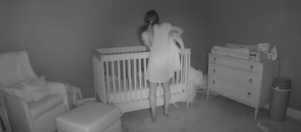 Смешное видео — мать не удержала тяжелого ребенка и упала с ним в кроватку - Sputnik Кыргызстан