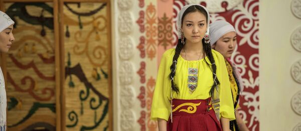 Камыр жайып, кесме кескен кеп эмес. Бишкекте кымча бел 40 кыз жарышты - Sputnik Кыргызстан