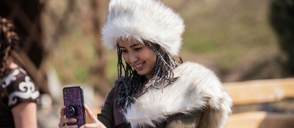 Сүрөткө түшүп жаткан кыз. Архив - Sputnik Кыргызстан