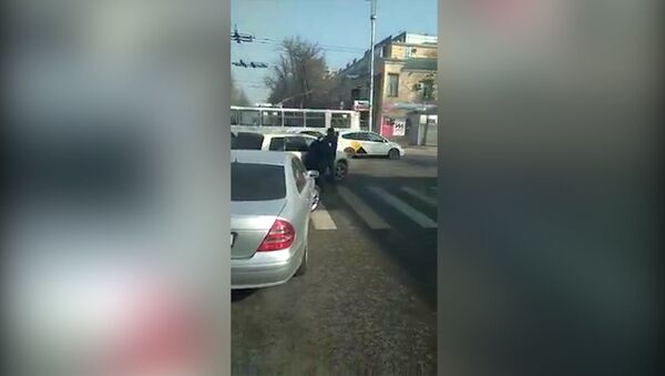 Начал кричать, но все пошло не так — драку водителей в Бишкеке сняли на видео - Sputnik Кыргызстан