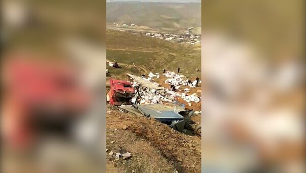 На дороге Бишкек — Ош фура на ходу рухнула с 30-метровой высоты. Видео - Sputnik Кыргызстан