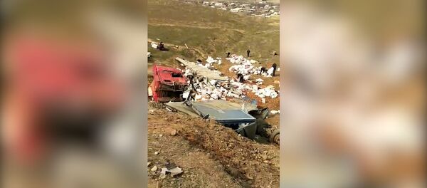 На дороге Бишкек — Ош фура на ходу рухнула с 30-метровой высоты. Видео - Sputnik Кыргызстан