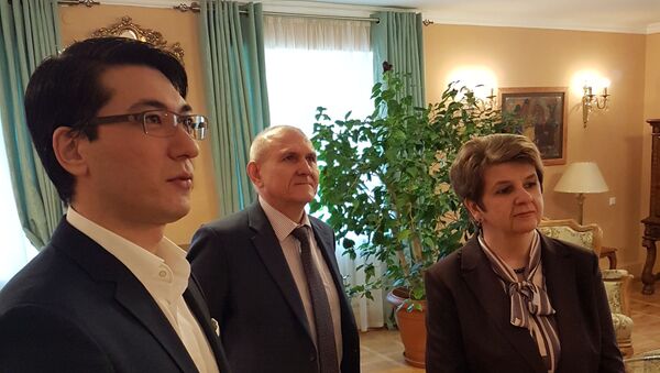 Посол России в КР Николай Удовиченко посетил с супругой дом-музей Чингиза Айтматова - Sputnik Кыргызстан