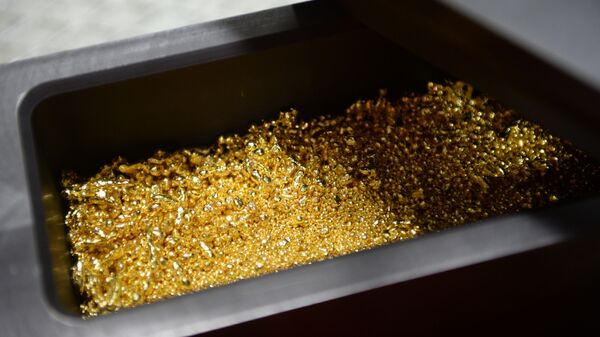 Форма с сырьем для производства золотых слитков. Архивное фото - Sputnik Кыргызстан