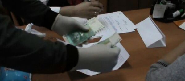 Работницу вуза в Бишкеке задержали со взяткой в 33 тыс сомов — видео - Sputnik Кыргызстан