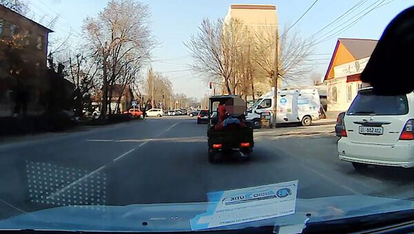 В открытом прицепе мопеда везли троих детей в Бишкеке — видео очевидца - Sputnik Кыргызстан