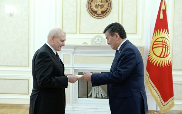 Во время беседы с каждым послом Жээнбеков отметил, что КР придает важное значение двустороннему и многостороннему сотрудничеству по всем спектрам и направлениям, касающимся экономики, политики, туризма, образования, науки, технологий и других сфер, представляющих обоюдный интерес - Sputnik Кыргызстан