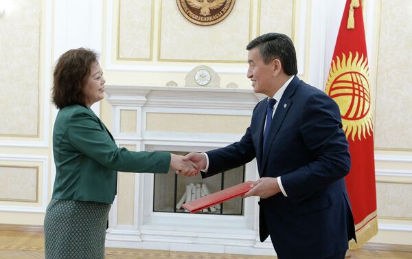  Президент Сооронбай Жээнбеков сегодня, 13 марта, принял верительные грамоты у послов пяти стран - Sputnik Кыргызстан