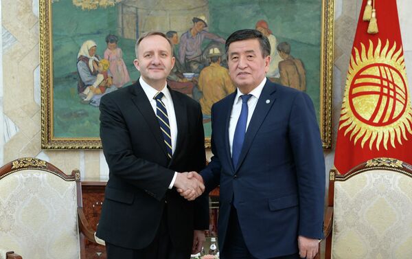 Глава государства поздравил их с началом дипломатической миссии в Кыргызстане, пожелав больших успехов - Sputnik Кыргызстан