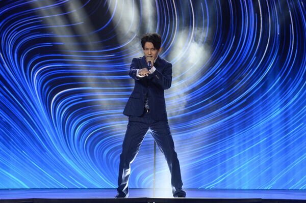 Тушоосун кыргыздар кескен. 25ке чыккан дүйнөлүк жылдыз Димаш тууралуу 9 факты - Sputnik Кыргызстан