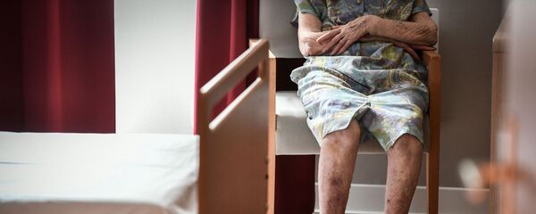 Пожилая бабушка сидит на стуле. Архивное фото - Sputnik Кыргызстан