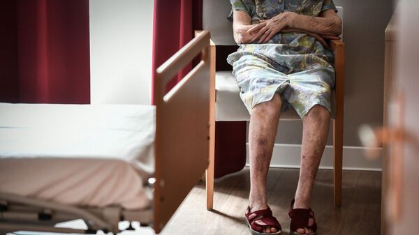 Пожилая женщина сидит в квартире. Архивное фото - Sputnik Кыргызстан