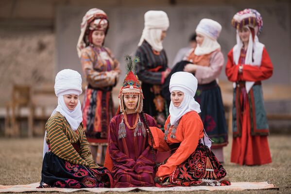 Кыз-келиндердин, аялзатынын көркүнө көрк кошуп, чырайын чыгарган кийимдер - Sputnik Кыргызстан