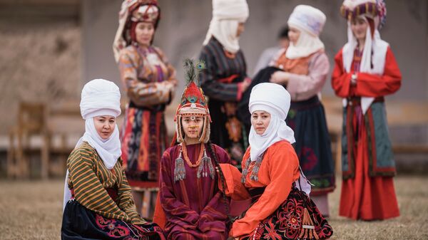 Улуттук кийимдер: элечек, ак калпак, кеп такыя, шөкүлө, телпек, тебетей - Sputnik Кыргызстан