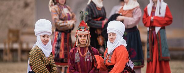 Улуттук кийимдер: элечек, ак калпак, кеп такыя, шөкүлө, телпек, тебетей Улуттук кийимдер: элечек, ак калпак, кеп такыя, шөкүлө, телпек, тебетей - Sputnik Кыргызстан