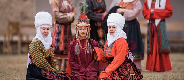 Улуттук кийимдер: элечек, ак калпак, кеп такыя, шөкүлө, телпек, тебетей - Sputnik Кыргызстан