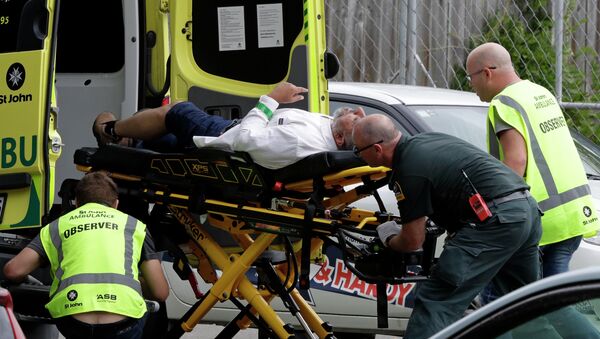 Спасатели увозят пострадавшего во время стрельбы в мечети города Крайстчерча в Новой Зеландии. 15 марта 2019 года - Sputnik Кыргызстан