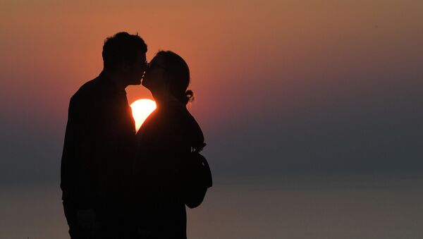 Пара целуется на закате. Архивное фото - Sputnik Кыргызстан
