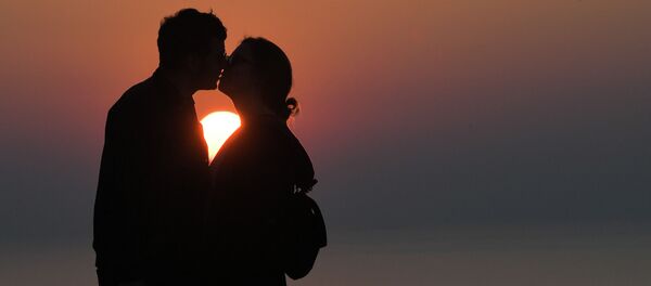 Пара целуется на закате. Архивное фото - Sputnik Кыргызстан