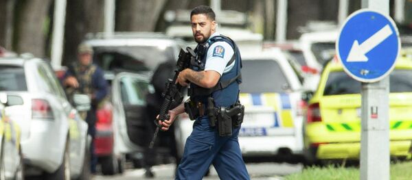 Сотрудники полиции на месте стрельбы в мечети города Крайстчерча в Новой Зеландии. 15 марта 2019 года - Sputnik Кыргызстан