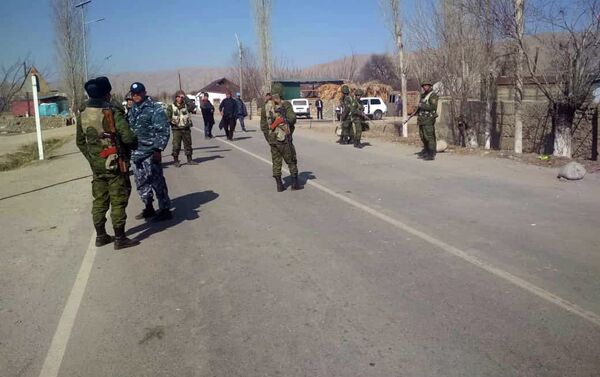 Пограничники с сотрудниками правоохранительных органов продолжают разъяснительную работу среди населения. - Sputnik Кыргызстан