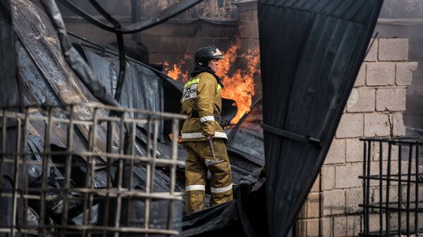 Сотрудник МЧС на месте пожара в Бишкеке. Архивное фото - Sputnik Кыргызстан