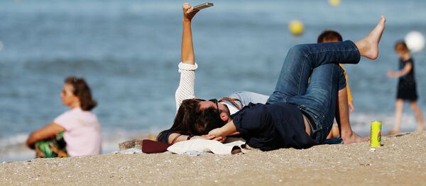 Сүрөткө түшүп жаткан кыздар. Архив - Sputnik Кыргызстан