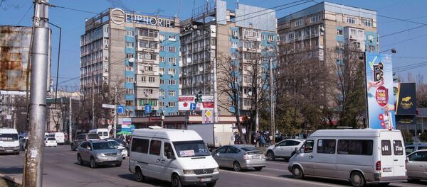 Маршрутки едут по улице Байтик Баатыра в Бишкеке. Архивное фото - Sputnik Кыргызстан