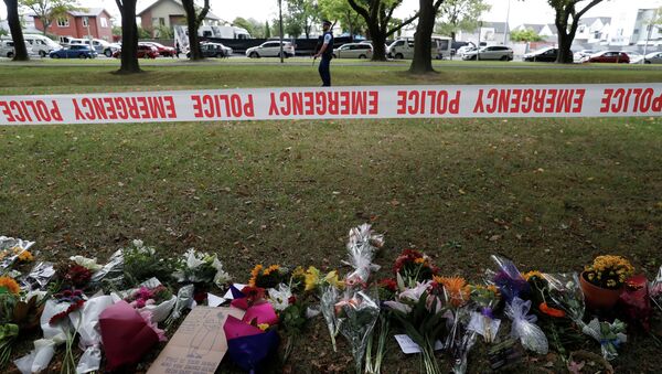 Цветы около мечети в городе Крайстчерч в Новой Зеландии, где мужчина расстрелял людей в мечети. 6 марта 2019 года - Sputnik Кыргызстан