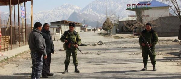 Сотрудники правоохранительных органов на кыргызско-таджикском участке границы около сел Аксай (Кыргызстан) и Мехнатабад (Таджикистан) - Sputnik Кыргызстан