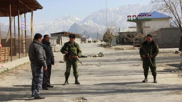 Сотрудники правоохранительных органов на кыргызско-таджикском участке границы около сел Аксай (Кыргызстан) и Мехнатабад (Таджикистан) - Sputnik Кыргызстан
