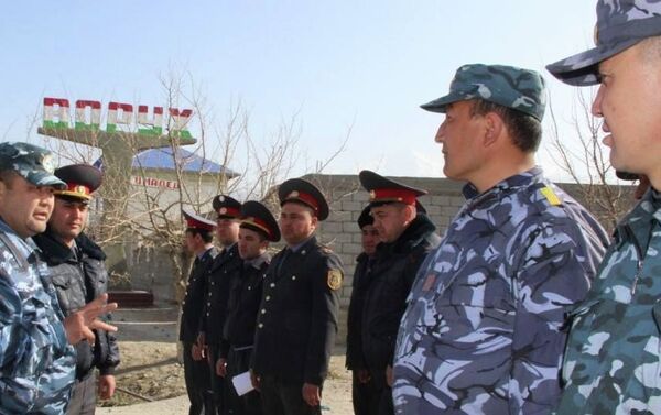 Правоохранительные органы двух стран проводят разъяснительную работу среди населения с целью стабилизации обстановки на госрубежах - Sputnik Кыргызстан