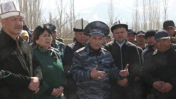 Министр внутренних дел Кашкар Джунушалиев проверил личный состав и вместе с сотрудниками продолжил нести службу в усиленном режиме на границе с Таджикистаном - Sputnik Кыргызстан
