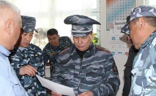 Министр внутренних дел Кашкар Джунушалиев проверил личный состав и вместе с сотрудниками продолжил нести службу в усиленном режиме на границе с Таджикистаном - Sputnik Кыргызстан