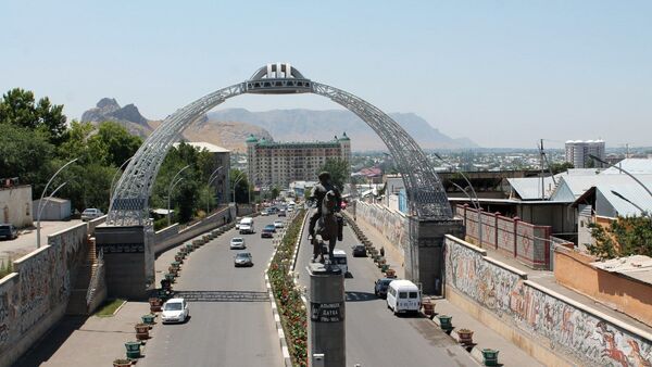 Памятник Алымбек датке при въезде в город Ош. Архивное фото - Sputnik Кыргызстан