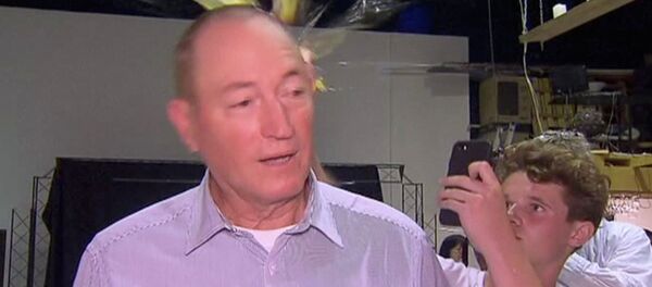 Австралияда Жаңы Зеландиядагы мечитте болгон каргашага байланыштуу пикирин билдирген сенатор Фрейзер Эннингдин башына өспүрүмдүн жумуртка жарган - Sputnik Кыргызстан