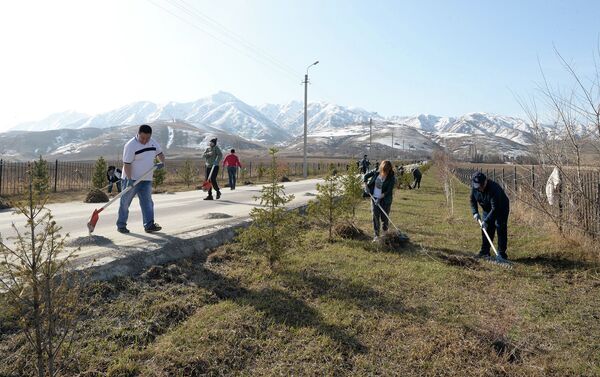В нем приняли участие как простые граждане, так и сотрудники госорганов и первые лица государства - Sputnik Кыргызстан